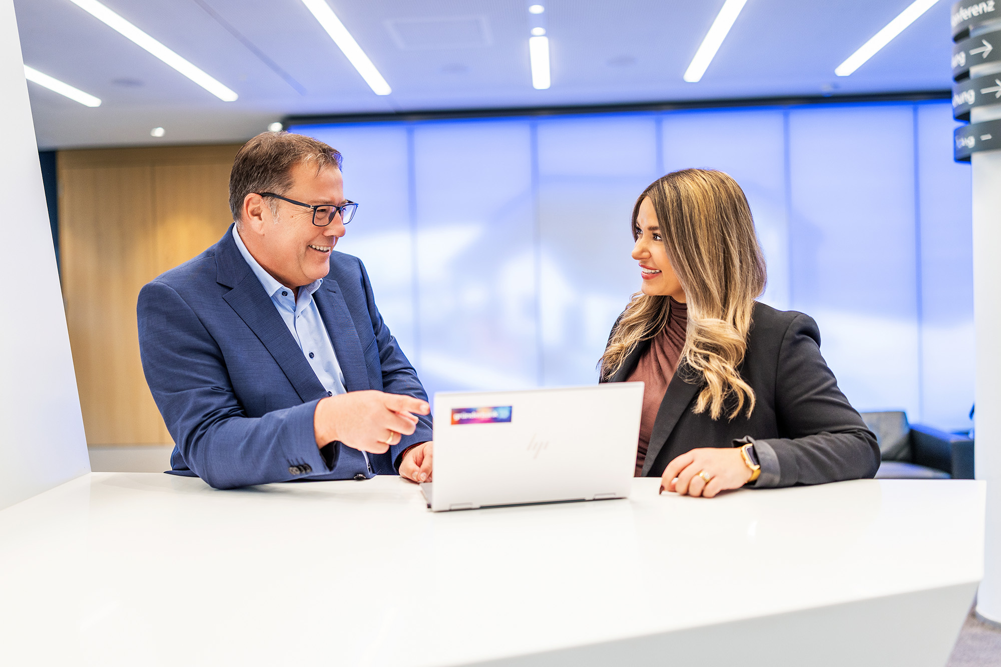 Helmut Leibner und Melodi Keuter unterhalten sich.